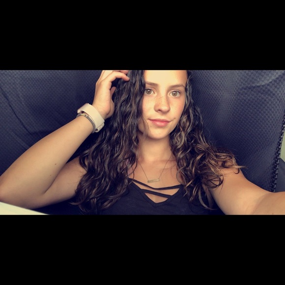chloe_currixr